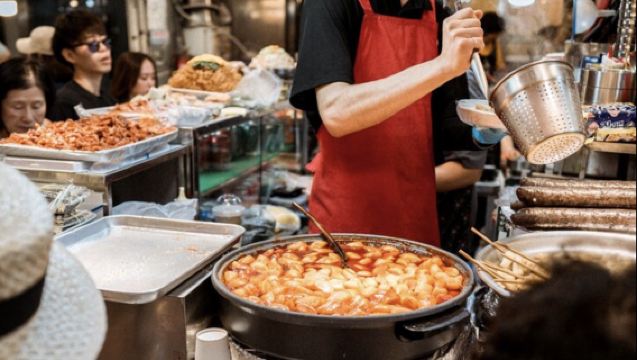 Esperienza gastronomica locale di mezza giornata al mercato di Gwangjang a Seul