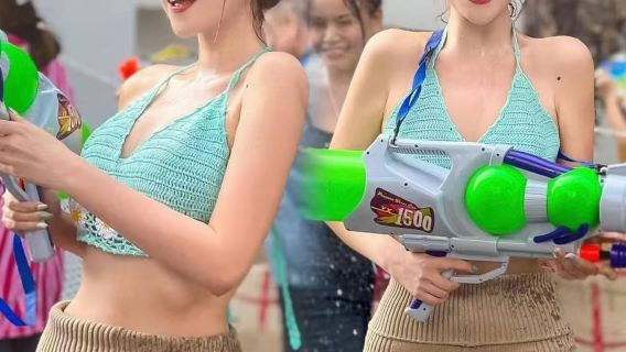 チェンマイのソンクラン フェスティバル半日帰りツアー【ソンクラン祭りの熱狂、水かけ祭りで祝福、没入型タイ北部新年フェスティバル】