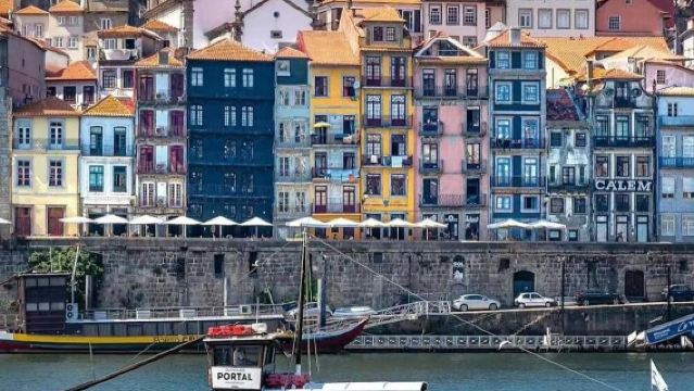 ทัวร์โบสถ์พระวิญญาณบริสุทธิ์แห่งเมืองปอร์โต ประเทศโปรตุเกส + ถนนสายเก่าริมแม่น้ำดูโร + หอคอย Clérigos บริการภาษาจีนและภาษาอังกฤษ