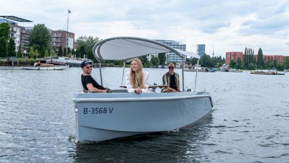1 Hour Boat Rental Sightseeing Experience in Berlin