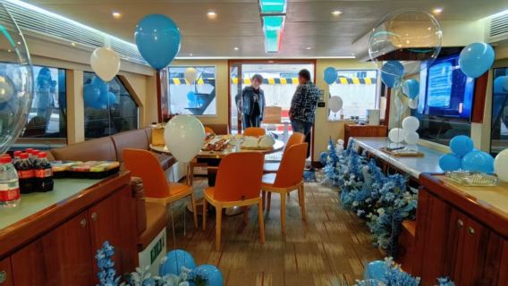 【大連遊艇生日求婚精選組合】大連東港62英尺遊艇生日求婚出海組合（3小時包船出海+生日求婚佈置+遊艇用餐