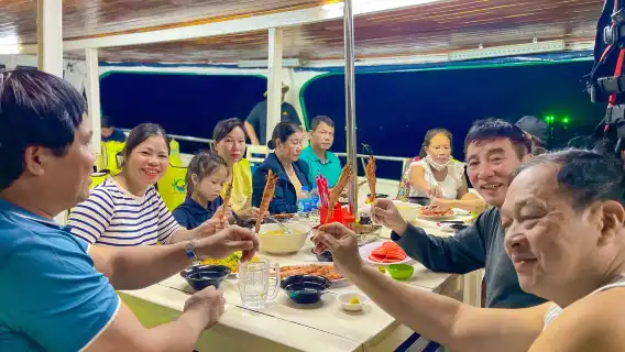 富國島日落燒烤與夜釣魷魚之旅含海鮮晚餐