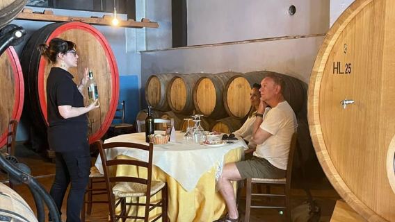 Tour privato originale della Toscana in auto d'epoca Maggiolino e vino