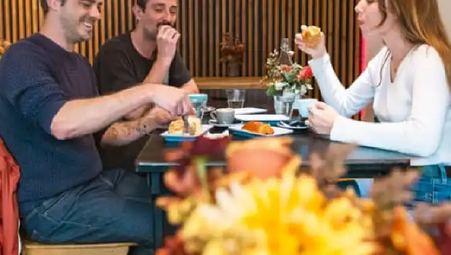 Montmartre Before the Crowds: Walk Tour & Breakfast