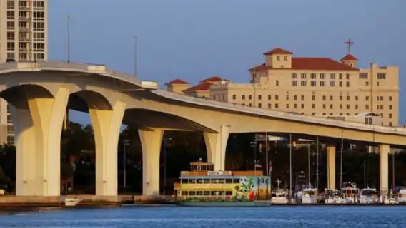 Clearwater Beach: Tropical Buffet Cruise on Calypso Queen
