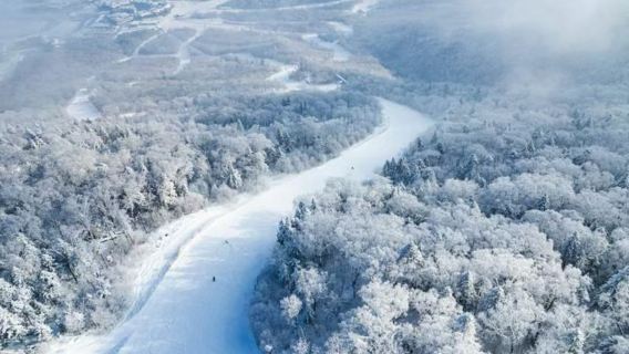 2 дня/1 ночь или 3 дня/2 ночи в горнолыжном курорте Бэйдахус: Holiday Inn Beidahu, Shanhu Ju, North American Time, Star Camp или Million Stone Hot Spring с возможностью выбора завтрака и горячих источников