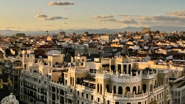 Madrid: La Caccia al Mistero dell'Omicidio presso il Palazzo Reale