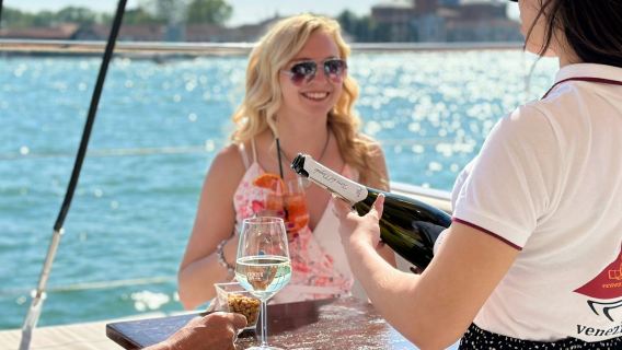 Laguna Venesia: Tur Katamaran dengan Makan Siang