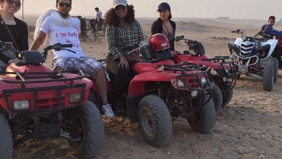Avventura nel deserto: giro in quad, cammello e vita beduina a Hurghada