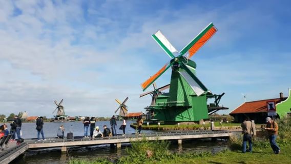 8-person small group 1-day tour to Giethoorn and Windmill Village from Amsterdam, Netherlands