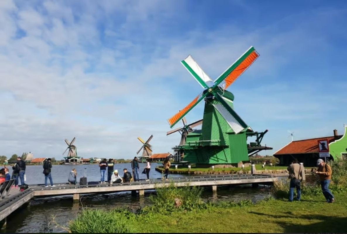 8-person small group 1-day tour to Giethoorn and Windmill Village from Amsterdam, Netherlands