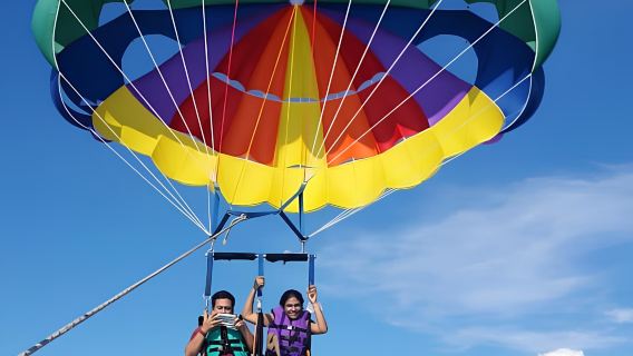 PARASAILING von Ferringhi Sea Sports am Batu Ferringhi Beach, Penang