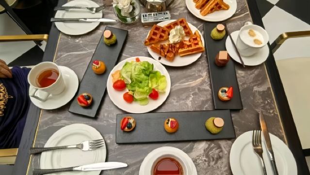 Guangzhou Garden Hotel · Restaurante Cascada · Buffet de cocina del sudeste asiático