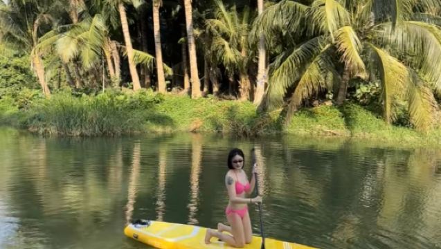 Wanning Tabla de remo en el bosque de cocoteros de la Bahía Riyue, adéntrate en el mágico bosque verde, explora la Bahía Riyue. Ideal para principiantes, guiado por instructores, seguro, divertido y fácil de aprender. Perfecto para team building, familias y parejas.