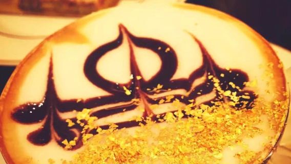 Отель Emirates Palace в Абу-Даби, ОАЭ – подача кофе с золотом le café, послеобеденный чай/обед «шведский стол»/ужин