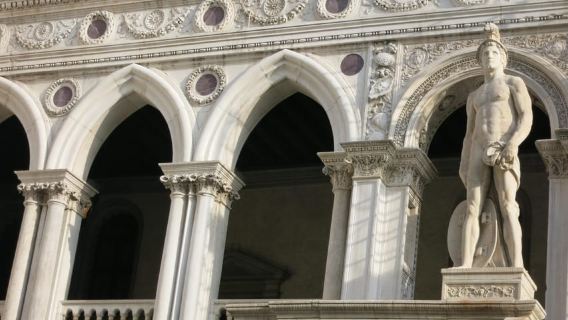Tur Basilika dan Istana Doge dengan Makan Siang & Murano