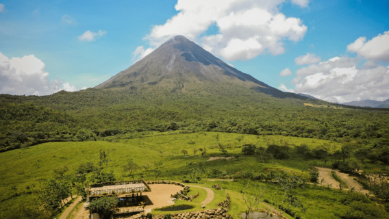 San José: Volcán Arenal y aguas termales con almuerzo