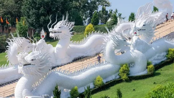 Chiang Rai: 3 Temples, Long Neck Village & Lalitta Café