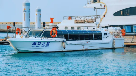 Haikou: Nachtkreuzfahrt auf dem Nanhai Pearl Ship in der Haikou-Bucht