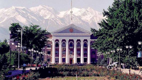 excursión de un día el Museo Nacional de Bishkek, la Plaza Alato y el Parque Oak