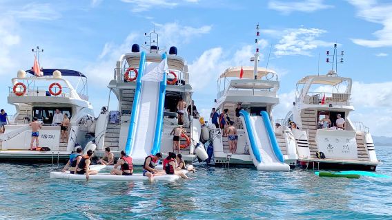 【深圳大梅沙·遊艇團建 20 人】2 艘附 KTV 豪華遊艇出海 2 小時＋贈送網紅魔毯＋漁餌漁具＋水上滑梯＋水果拼盤