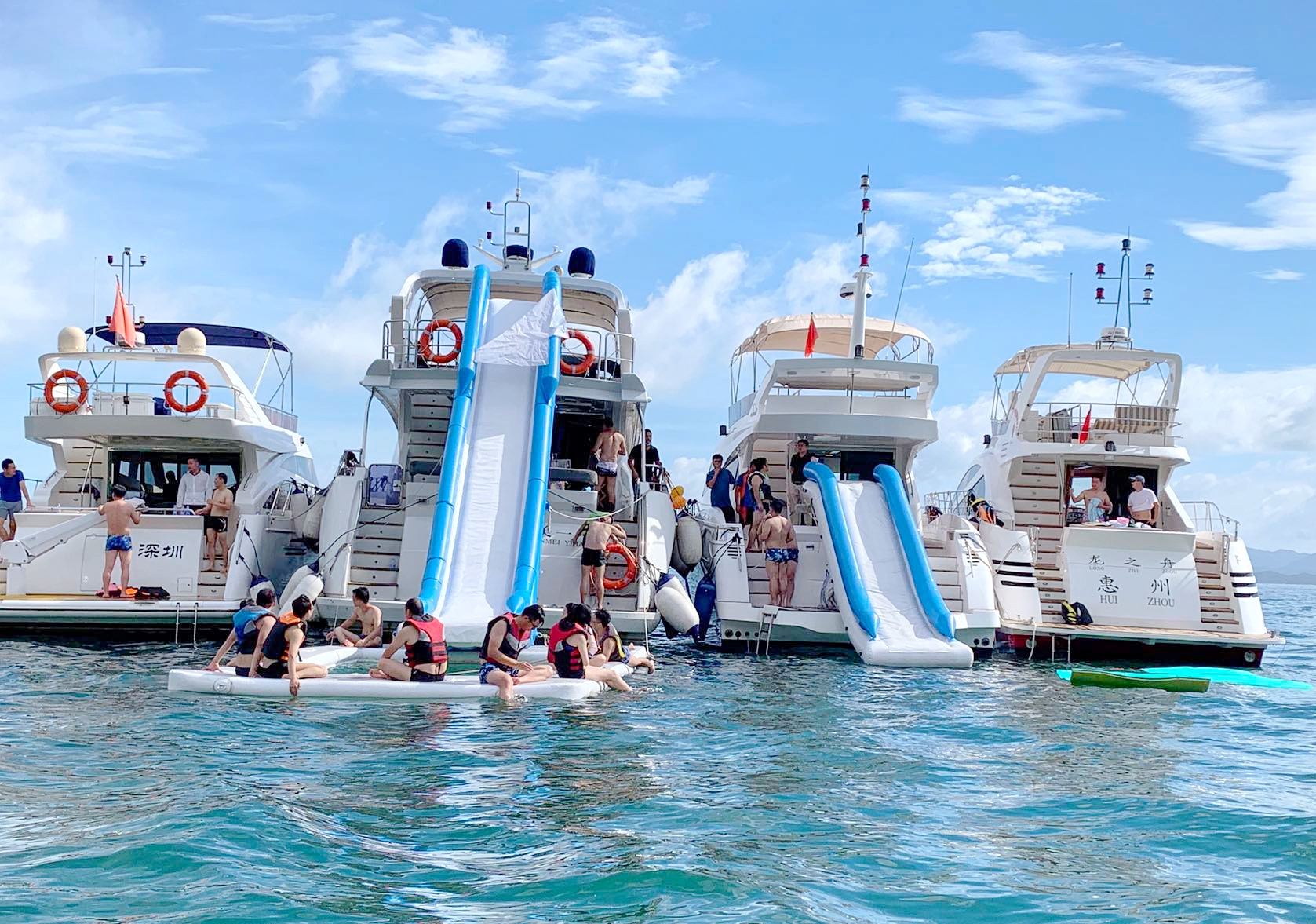 【深圳大梅沙·遊艇團建 20 人】2 艘附 KTV 豪華遊艇出海 2 小時+贈送網紅魔毯+漁餌漁具+水上滑梯+水果拼盤