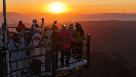 轎子雪山ナイトハイキングツアー【レンタカー専用+プロガイド+観光エリアセットチケット+傷害保険】