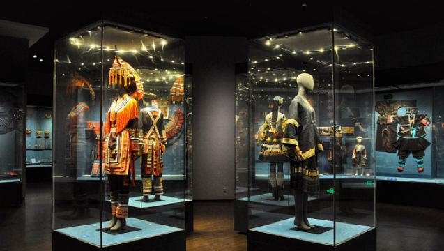 Lawatan Setengah Hari di Muzium Etnik Guangxi [Penerangan Berpandu Mendalam 2 Jam/Termasuk Tiket Masuk/Kumpulan Eksklusif 8 Orang]