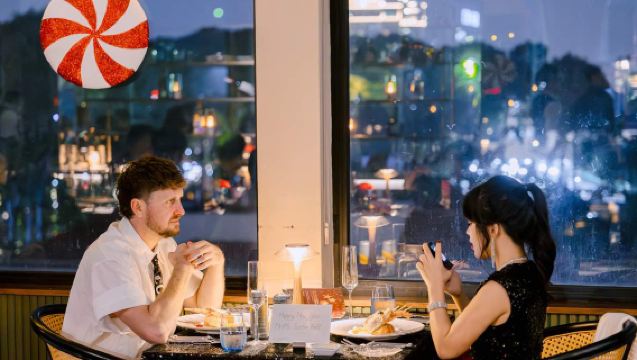 Cloud Nine Saigon Restaurant ประสบการณ์การรับประทานอาหารบนที่สูงในโฮจิมินห์ ประเทศเวียดนาม | ชมทิวทัศน์อันตระการตาของเส้นขอบฟ้าโฮจิมินห์และแม่น้ำไซง่อน