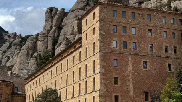 巴塞隆納來回包車丨中文司導丨錫切斯+蒙特塞拉特山一日遊