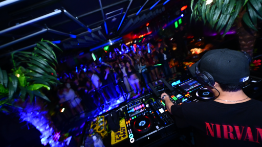 大阪道頓堀夜遊: GIRAFFE NIGHTCLUB 入場券+飲品 & VIP套餐(外國遊客專享) 大阪道頓堀夜遊: GIRAFFE NIGHTCLUB 入場券+飲品 & VIP套餐(外國遊客專享)