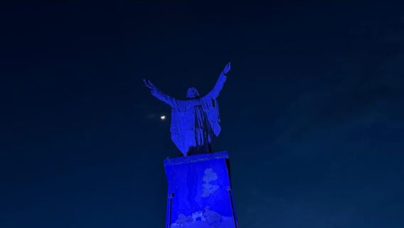 El Picacho Vantage Point in Medellín: Sunset and Evening Walking Tour with Art Book