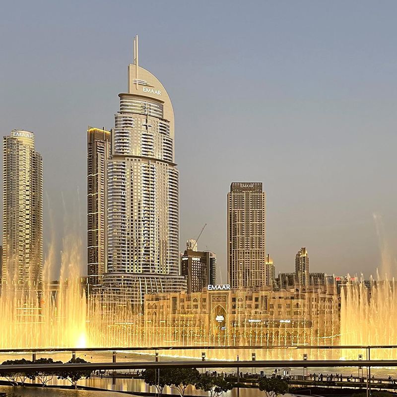 Ristorante mediterraneo Armani a Dubai con opzione pranzo o cena|Fontana musicale panoramica con opzioni di stile mediterraneo/italiano/giapponese