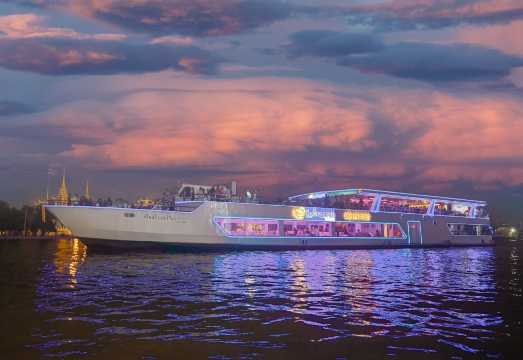 Smile Riverside Cruises: Chao Phraya River Night Cruise in Bangkok, Thailand