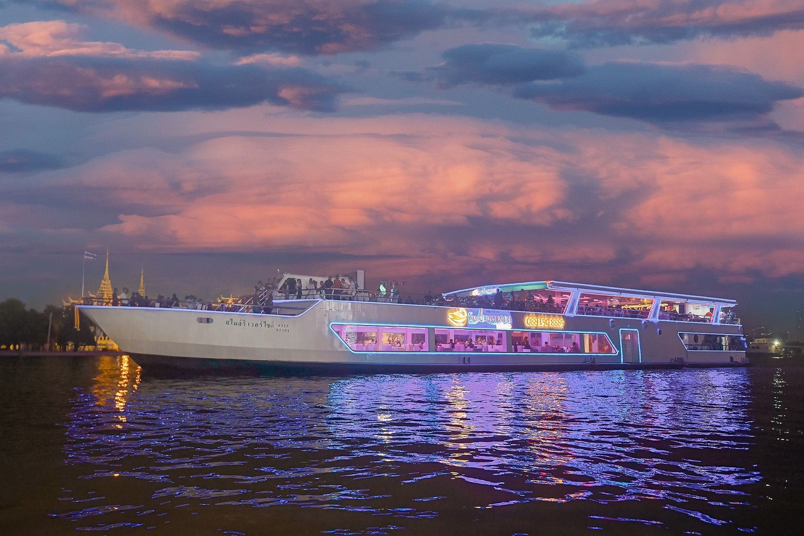 Smile Riverside Cruises: Chao Phraya River Night Cruise in Bangkok, Thailand