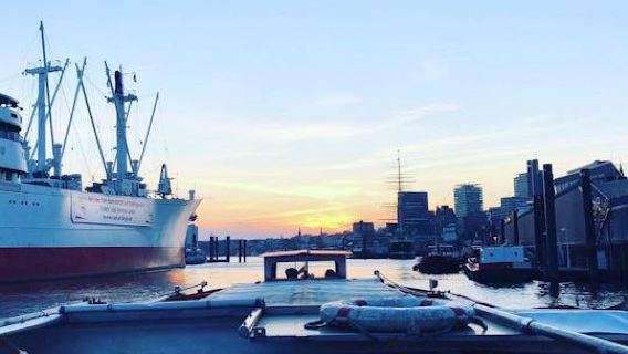 Hamburg harbor cruise with cheese and wine