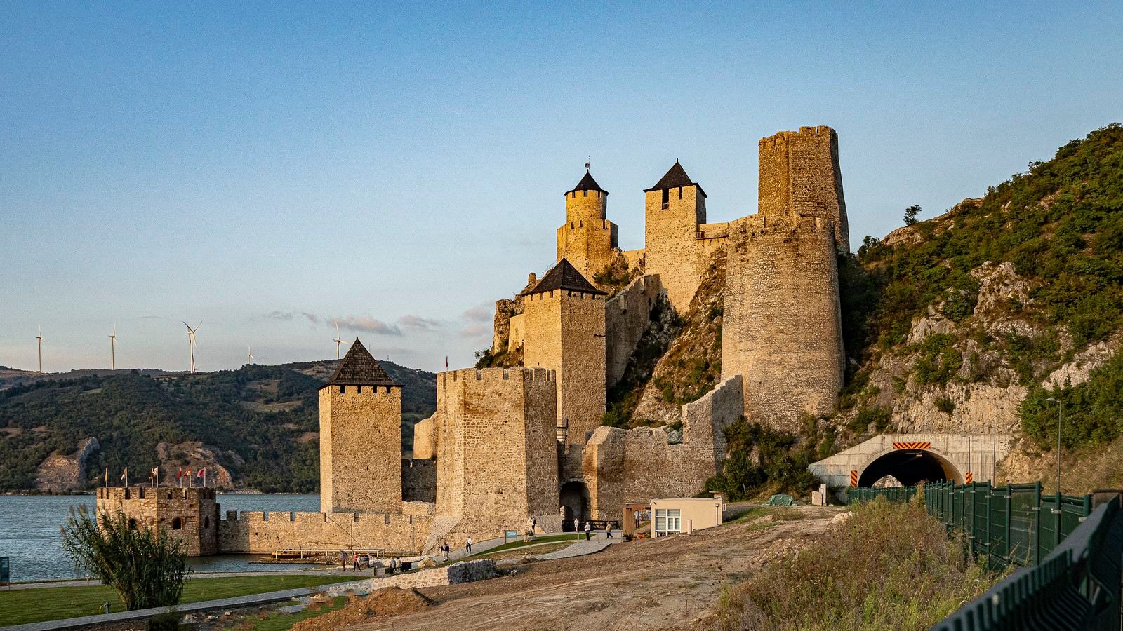Tour di un giorno alla Fortezza di Golubac in Serbia [Viaggio lungo il Danubio nella Serbia orientale]