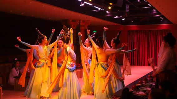 Shanghai Sheng Gong Yan • Pengalaman mendalam menikmati jamuan diraja seperti raja-raja zaman dahulu (makanan istimewa + persembahan tarian + pengalaman sejarah dan budaya Dinasti Qin + pilihan pakaian dan solekan)