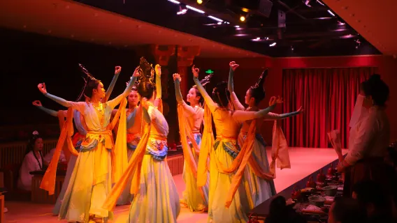 Bankett im Großen Palast von Shanghai: Tauchen Sie ein in das große Festmahl eines tausendjährigen Kaiserhofs (gehobene Küche + Tanzvorführung + Erlebnis der Geschichte und Kultur der Qin-Dynastie + optionales Kostüm und Make-up)