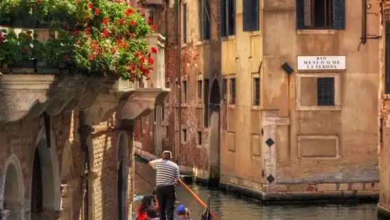 Romantic Gondola Ride on the Grand Canal in Venice, Italy [Multilingual Audio Guide in English/Chinese/Japanese and More]