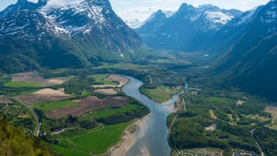 Åndalsnes: Perjalanan Melalui Jalan Troll dan Tembok