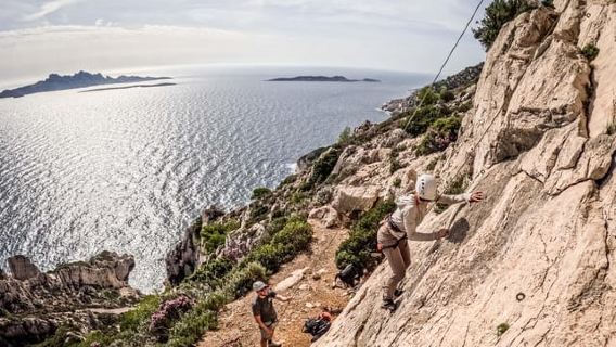 Sesión de descubrimiento de escalada en las Calanques cerca de Marsella