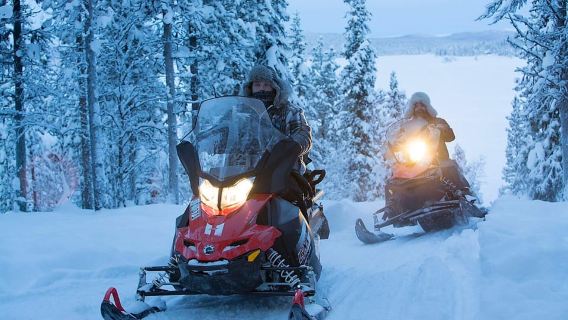Kiruna: Tour xe trượt tuyết qua đêm kèm bữa tối và phòng xông hơi khô
