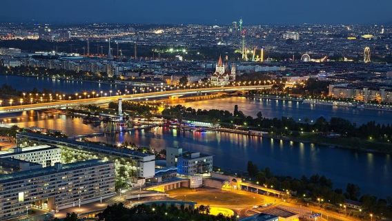 Vienna: Private Night Tour with Local