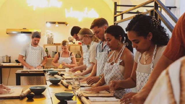 โรม: คลาสทำพาสต้าพร้อมเครื่องดื่ม Spritz 3 แก้วหรือทิรามิสุใกล้โคลอสเซียม