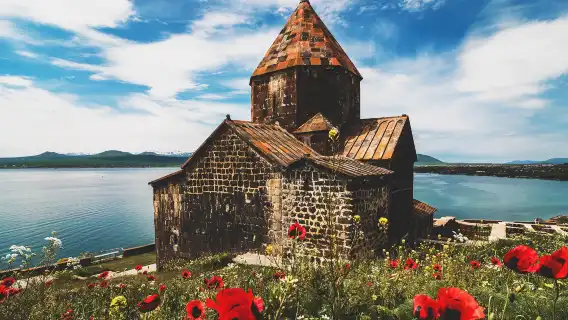 エレバン-トビリシ片道ツアー｜セヴァン湖+セバン修道院+パズ湖+ワイン試飲