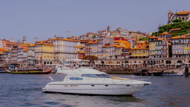 Porto: 6 Bridges Private Cruise with Local Wine and Snacks