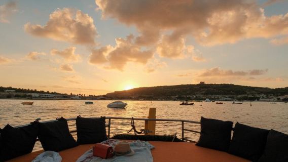 Pelayaran Sunset Luzzu - Golden Hour di Laut - Khusus Dewasa