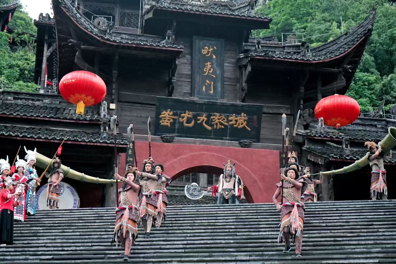 純玩8人小團可包車|蚩尤九黎城含導覽+烏江畫廊遊船乘坐1小時