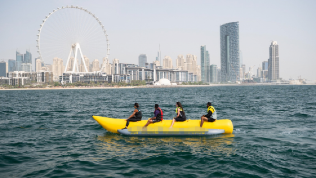 ドバイ水上バナナボートサーフィン体験